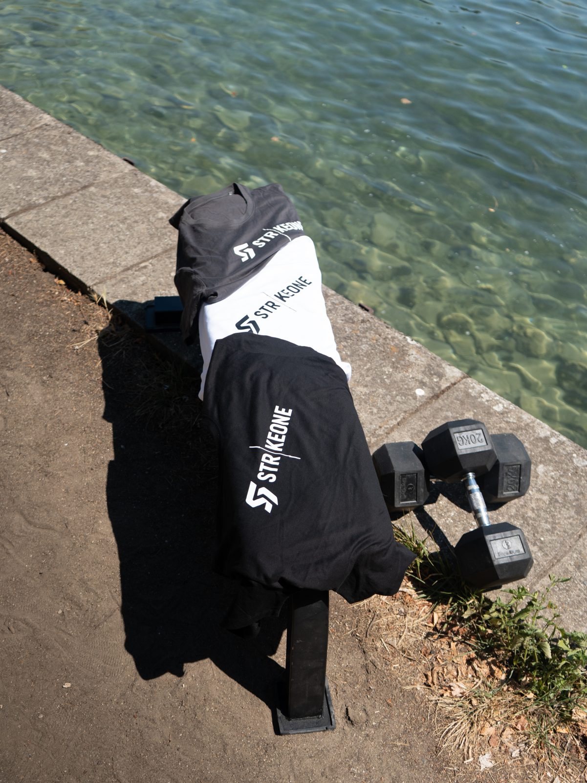 T-shirts Strikeone au bord du lac, ambiance musculation